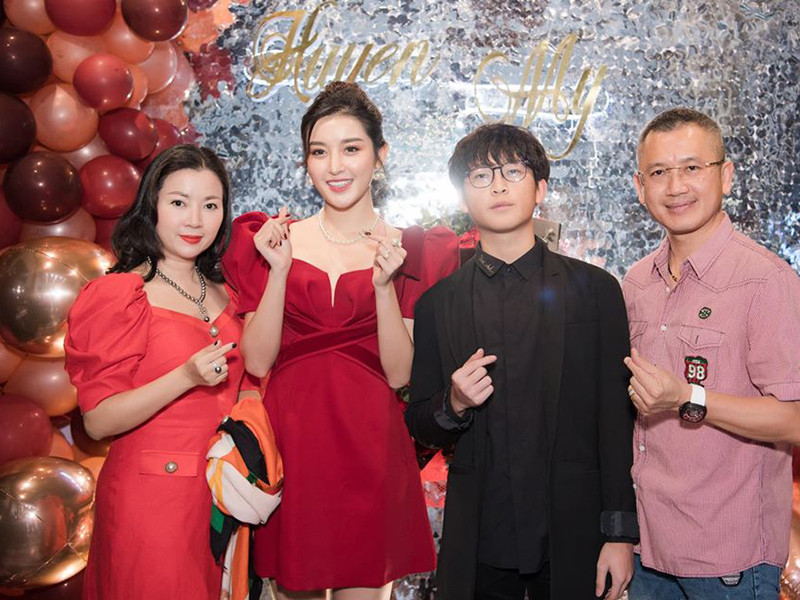 Huyền My từng chia sẻ, sau ngày đoạt danh hiệu á hậu, bố đã giúp cô làm quản lý kiêm lái xe, còn mẹ là stylist kiêm thủ quỹ.