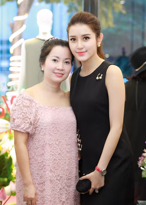 Bố của Huyền My hiện làm việc tại viện Hàn lâm Đức, thuộc Đại học Bách khoa Hà Nội, còn mẹ của người đẹp làm chủ một thẩm mỹ viện.