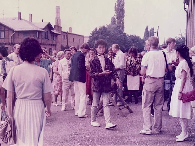 Hình ảnh bố Huyền My nổi bật nhờ vẻ sành điệu bên những người nước ngoài.