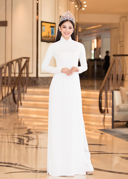 Tại buổi họp báo khởi động cuộc thi Hoa hậu Việt Nam 2020, Hoa hậu Tiểu Vy diện áo dài trắng.