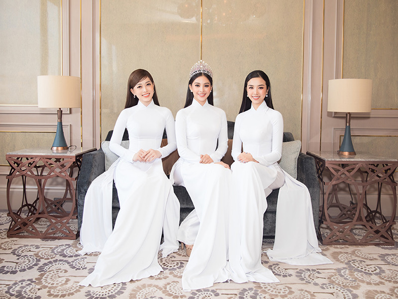 Tiểu Vy hội ngộ 2 nàng á hậu Thúy An và Phương Nga.