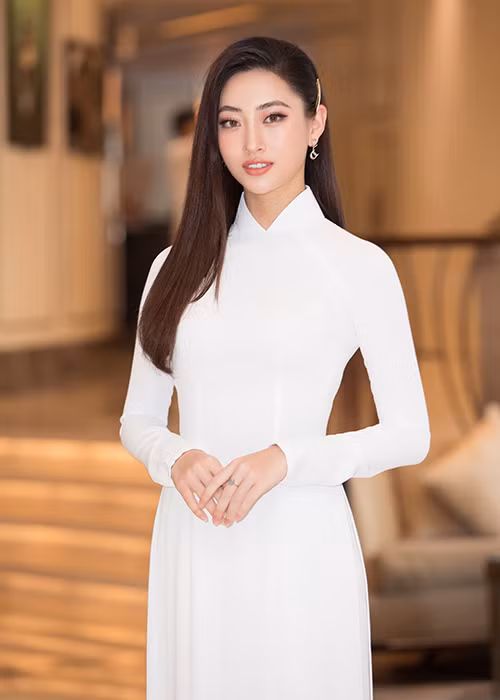 Lương Thùy Linh khoe vẻ đẹp tinh khôi khi diện áo dài trắng.