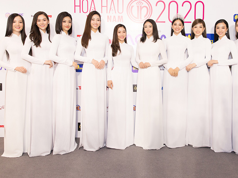 Các người đẹp đến tham dự sự kiện đều diện trang phục áo dài nền nã để gửi lời tri ân đến những thiên thần áo trắng là đội ngũ y bác sĩ cũng như toàn thể những anh hùng thầm lặng khác đã ngày đêm làm việc, cống hiến hết mình, giúp đẩy lùi đại dịch. Hơn thế nữa, tà áo dài truyền thống còn mang ý nghĩa nhằm tôn vinh vẻ đẹp của người phụ nữ với chủ đề của cuộc thi Hoa hậu Việt Nam 2020 - “Hương sắc Việt Nam”.