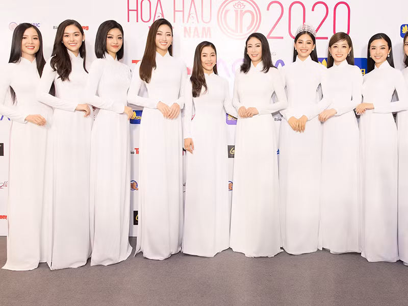Các người đẹp đến tham dự sự kiện đều diện trang phục áo dài nền nã để gửi lời tri ân đến những thiên thần áo trắng là đội ngũ y bác sĩ cũng như toàn thể những anh hùng thầm lặng khác đã ngày đêm làm việc, cống hiến hết mình, giúp đẩy lùi đại dịch. Hơn thế nữa, tà áo dài truyền thống còn mang ý nghĩa nhằm tôn vinh vẻ đẹp của người phụ nữ với chủ đề của cuộc thi Hoa hậu Việt Nam 2020 - “Hương sắc Việt Nam”.