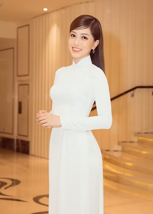 Trong 2 năm qua, Phương Nga là nàng á hậu năng nổ khi dám thử sức ở các lĩnh vực khác nhau như diễn xuất, dẫn chương trình, tham gia gameshow.