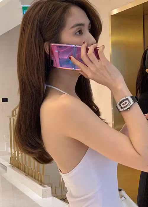 Chân dài gốc Trà Vinh có ngoại hình khá gầy nên nhiều đường gân tay nổi lên.