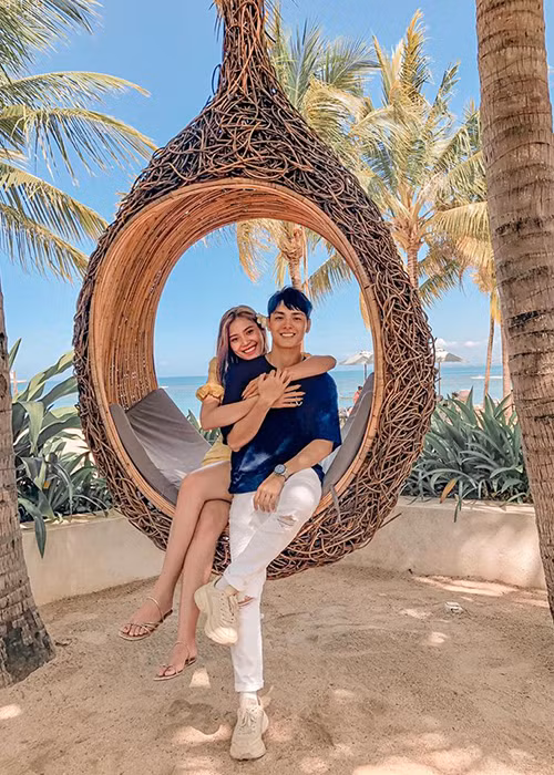 Clip Chúng Huyền Thanh dùng chân bấm thang máy gây tranh cãi được quay bởi ông xã của nữ người mẫu - Jay Quân.