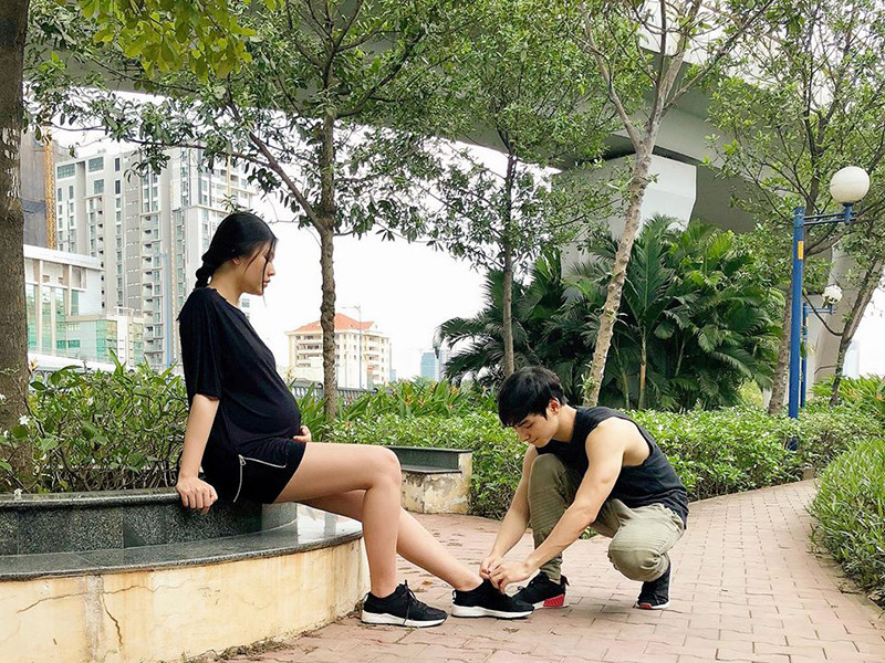 Thời gian Chúng Huyền Thanh mang bầu, Jay Quân hết mực chiều chuộng vợ từ massage chân cho vợ trước khi đi ngủ đến tự tay nấu nướng.