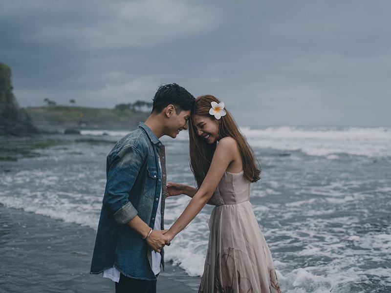 “Khi quen nhau được 6 tháng, cả hai đã bắt đầu có ý định nảy sinh trong đầu. Mới 6 tháng yêu đã quyết định đi xăm tên của 2 đứa trên ngón tay đeo nhẫn cưới”, Chúng Huyền Thanh kể lại.