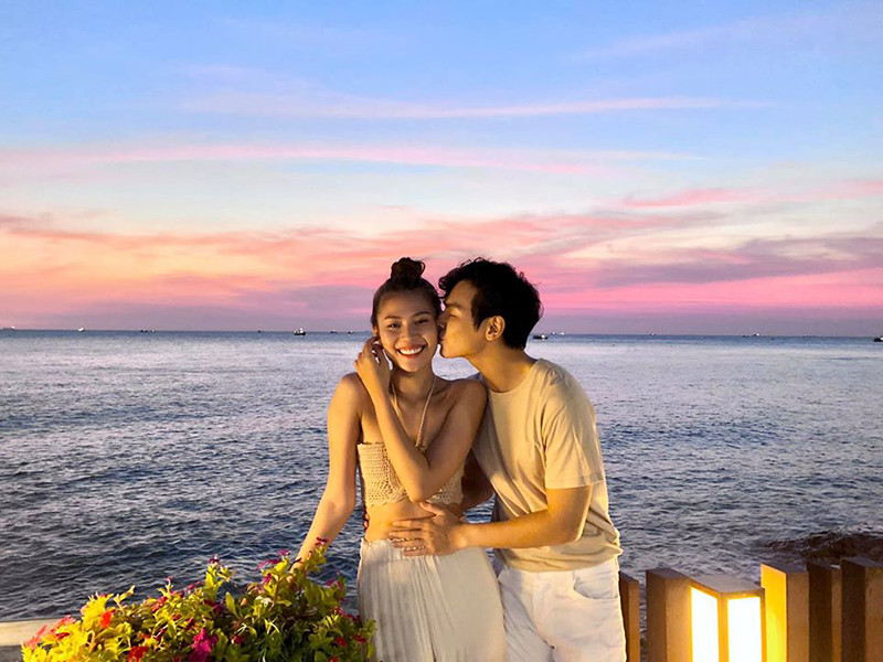 Cặp đôi vốn quen nhau khi Chúng Huyền Thanh mới 13 tuổi. Khi nữ người mẫu bước qua tuổi 18, Jay Quân đã tỏ tình rồi cả hai hẹn hò.