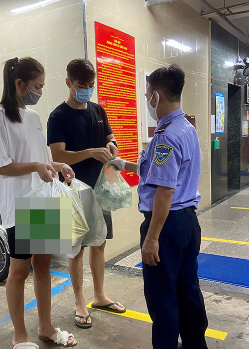 Mới đây, cặp đôi quyết định sửa sai hành động kém duyên nơi công cộng. "Hôm qua vợ chồng mình rất buồn vì trò đùa thiếu tế nhị của tụi mình. Sáng nay hai vợ chồng sửa sai liền, chạy đi mua nước rửa tay và khăn giấy gửi tặng ban quản lý để mọi người cùng sử dụng trong thang máy và chung cư. Qua sự việc lần này, vợ chồng mình sẽ rút kinh nghiệm hơn trong ứng xử nơi công cộng. Một lần nữa chân thành xin lỗi mọi người nhiều", Jay Quân chia sẻ.