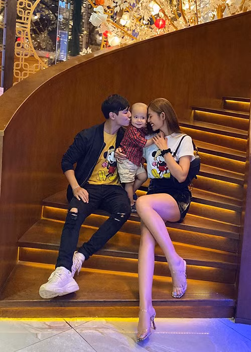 Chúng Huyền Thanh làm mẹ ở tuổi 21, sự nghiệp mới chớm nở nhưng cô không cảm thấy hối tiếc vì lập gia đình sớm.