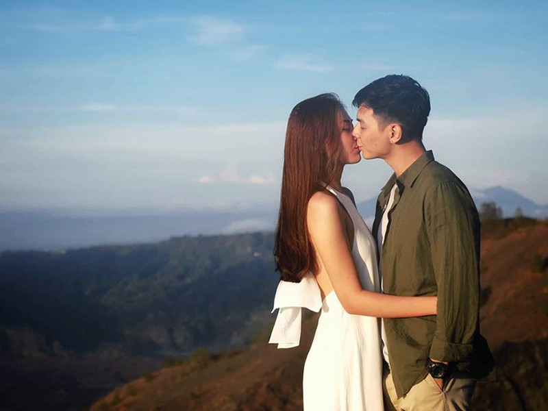 Tháng 12/2017, Chúng Huyền Thanh và Jay Quân tổ chức đám hỏi và lễ cưới ở Hải Phòng. Thời điểm này, học trò của Hồ Ngọc Hà đang mang bầu con đầu lòng.