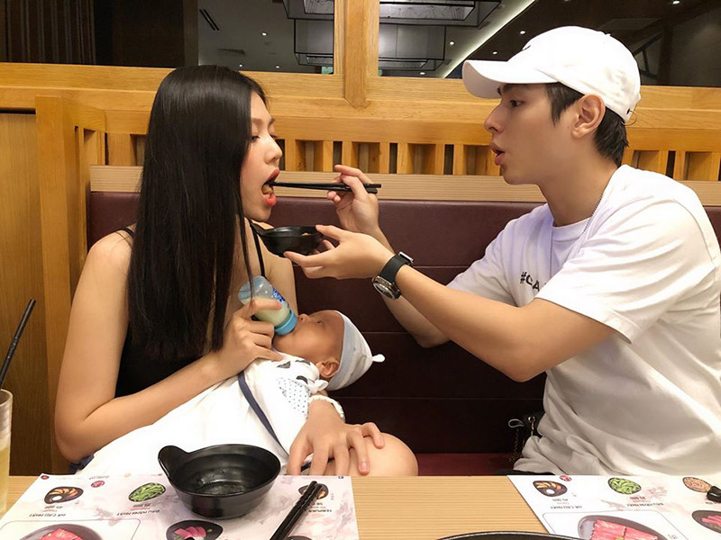 Sau khi có con, tình cảm vợ chồng của Chúng Huyền Thanh vẫn mặn nồng.