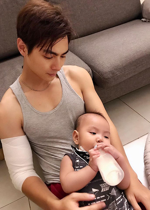 Jay Quân thành thạo trong việc chăm sóc con trai.
