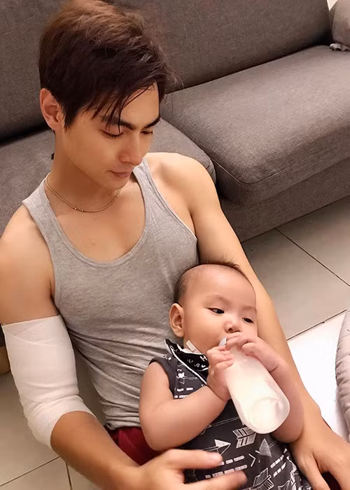 Jay Quân thành thạo trong việc chăm sóc con trai.