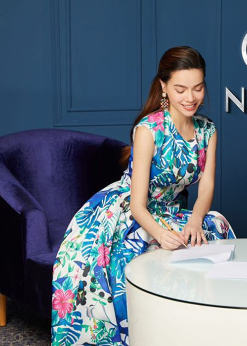 Nữ ca sĩ trông tươi tắn khi đi làm việc.