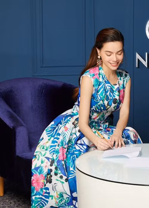 Nữ ca sĩ trông tươi tắn khi đi làm việc.