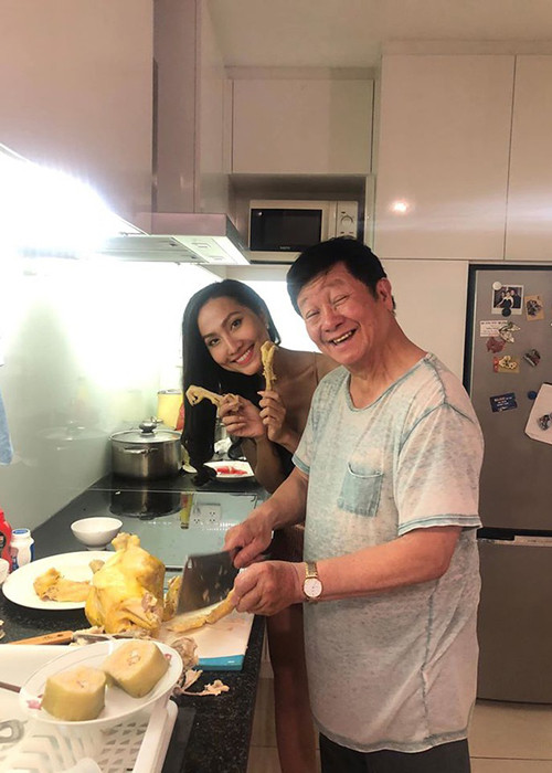 Trong dịp Tết, Hoài Sa đến nhà Trọng Hiếu ăn Tất niên. Cô chia sẻ hình bên bố Trọng Hiếu và bày tỏ trên trang cá nhân: "Giờ em hiểu sao anh lại là một người lịch sự và hiểu biết đến vậy. Vì anh có một người bố rất tuyệt vời".