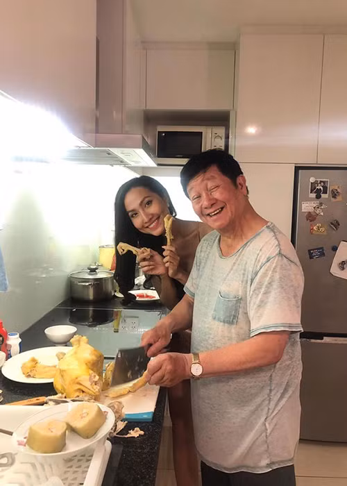 Trong dịp Tết, Hoài Sa đến nhà Trọng Hiếu ăn Tất niên. Cô chia sẻ hình bên bố Trọng Hiếu và bày tỏ trên trang cá nhân: "Giờ em hiểu sao anh lại là một người lịch sự và hiểu biết đến vậy. Vì anh có một người bố rất tuyệt vời".