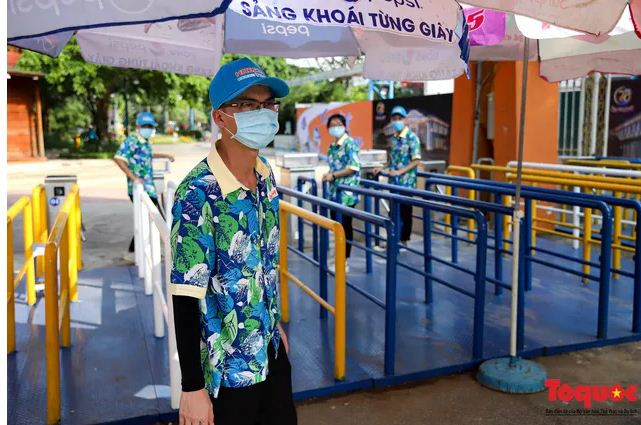 Nhân viên đeo khẩu trang khi soát vé.