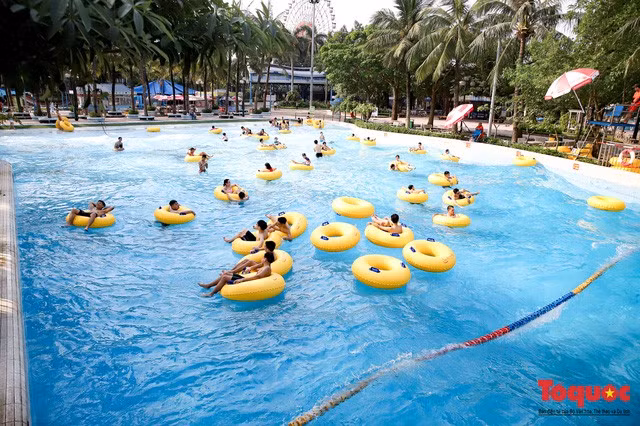 Ghi nhận của phóng viên trong buổi chiều ngày mở cửa , lượng khách tại đây tương đối ổn định, người dân đến rải rác chứ không đông dồn dập như mọi năm.