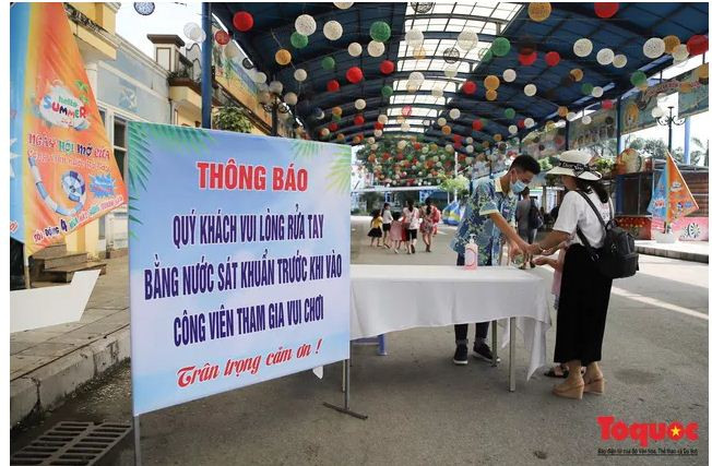 Tại cửa ra vào, Công viên nước Hồ tây vẫn thực hiện các biện pháp an toàn để phòng dịch.