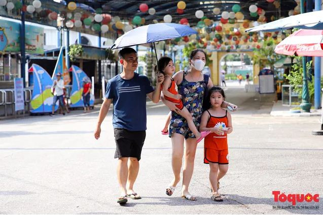 Đại diện công viên nước Hồ Tây cho biết: Số lượng khách của ngày hôm nay so với năm ngoái có sụt giảm nhiều do tình hình Covid-19 phức tạp, Công viên nước mở cửa trở lại để hệ thống hoạt động trơn tru, khi tình hình dịch bệnh khả quan hơn thì công ty sẽ có những chiến lược để kích cầu kinh doanh trở lại.