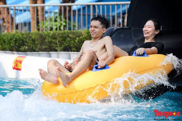 Do thời tiết nắng nóng nên khi Công viên nước Hồ Tây thông báo mở cửa đã thu hút nhiều bạn trẻ đến vui chơi.