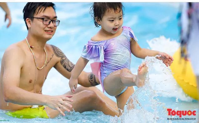 Nhiều gia đình cũng đưa con em mình đến đây để tránh cái nóng đầu hè.
