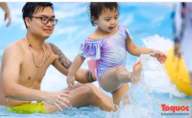 Nhiều gia đình cũng đưa con em mình đến đây để tránh cái nóng đầu hè.