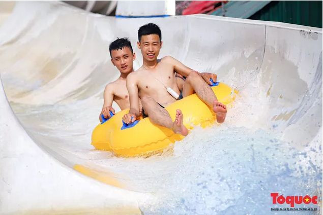 Để hút khách sau dịch, đồng thời nhân dịp kỉ niệm 20 năm thành lập, Công viên nước Hồ Tây triển khai chương trình khuyến mại giảm giá trong một tuần (16/5 - 22/5). Theo đó, giá vé sẽ giảm vài chục nghìn so với trước đây , cụ thể giá vé trọn gói công viên nước - Thứ 7 và Chủ Nhật là 130.000đ; ngày thường là 110.000đ; sau 17h chiều tất cả các ngày giá vé là 90.000đ; miễn phí cho khách có chiều cao dưới 0,9m.