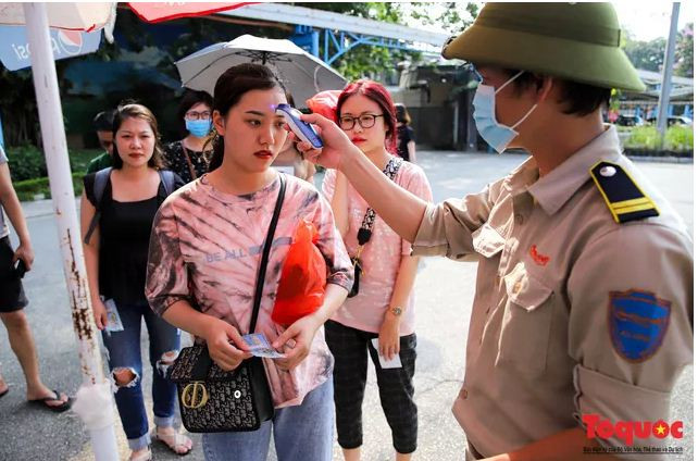 Khách đến công viên được kiểm tra thân nhiệt trước khi vào.