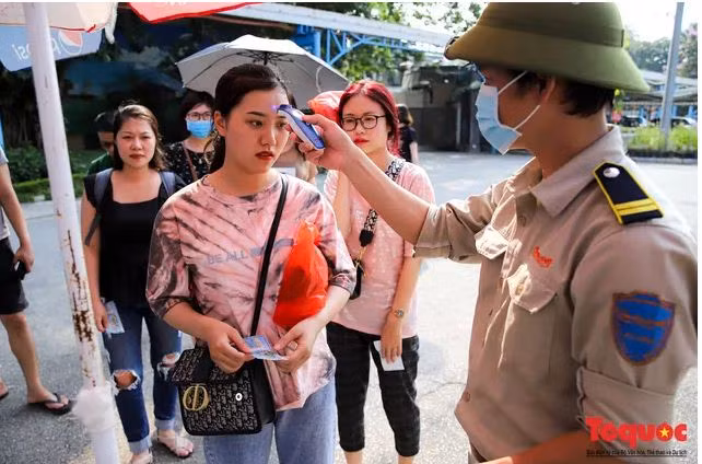 Khách đến công viên được kiểm tra thân nhiệt trước khi vào.