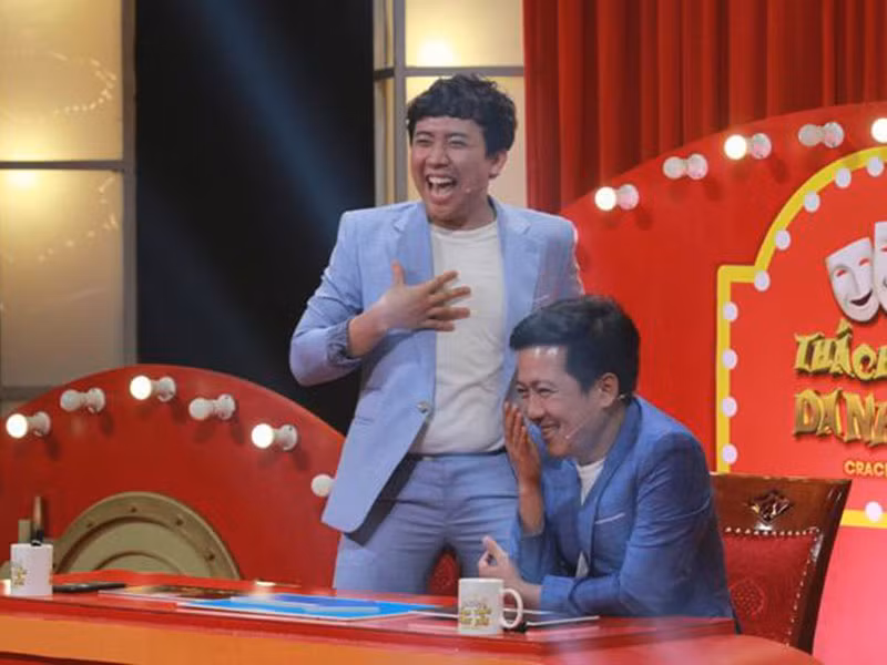 Khi ngồi ghế nóng Thách thức danh hài từ mùa 1 đến mùa 3, Trấn Thành nhiều lần bị chỉ trích cười dễ dãi. Mãi đến mùa giải thứ 4, anh mới nhận lỗi đã làm chương trình mất tiền oan. Ảnh: Người lao động