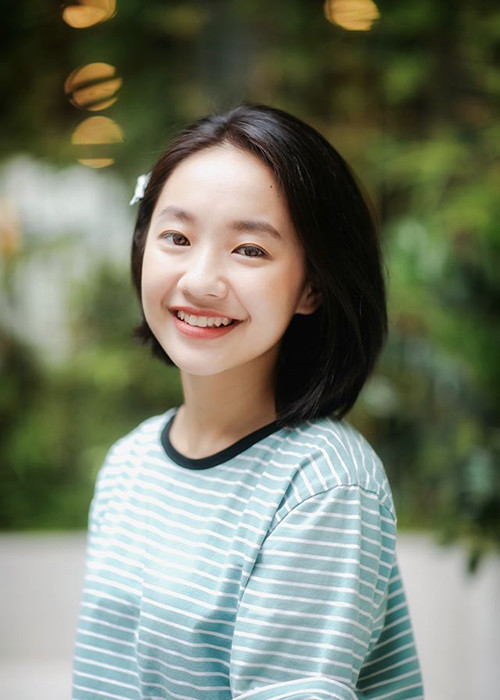 Cô nàng không chia sẻ hình ảnh hậu trường đóng MV "Không thể bên nhau suốt kiếp". Có lẽ, vì phân cảnh quá ngắn ngủi nên Hoàng Hà không tiết lộ sự góp mặt của mình trong dự án này.