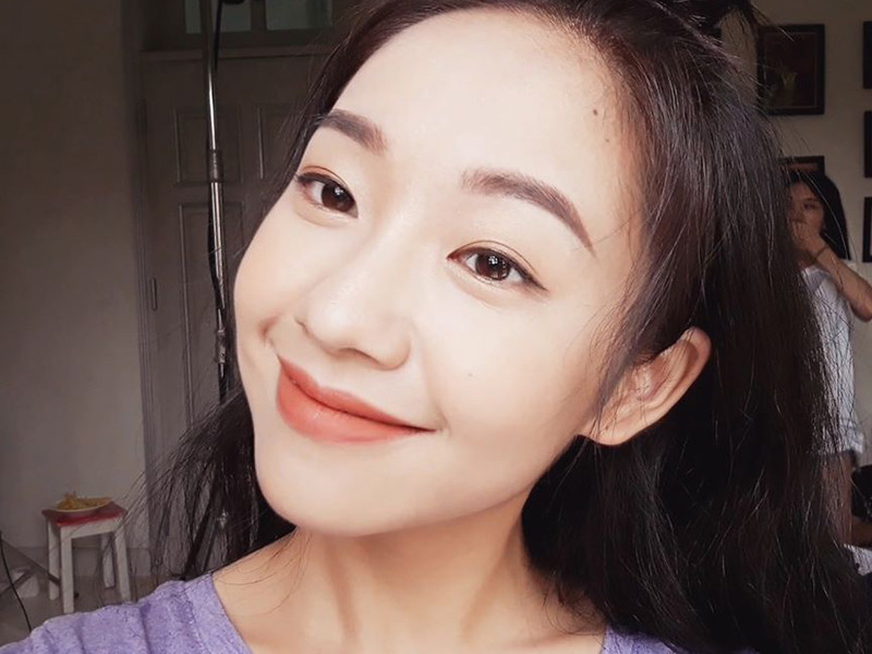 Trên trang cá nhân, Hoàng Hà giới thiệu bản thân là diễn viên, người lồng tiếng, người kể chuyện.