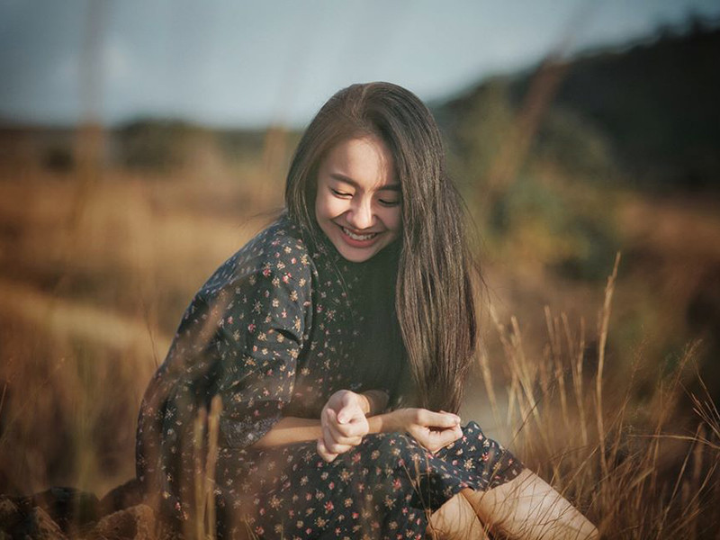 Không có nhiều thông tin về cô nàng tham gia diễn xuất trong MV mới của Hòa Minzy.