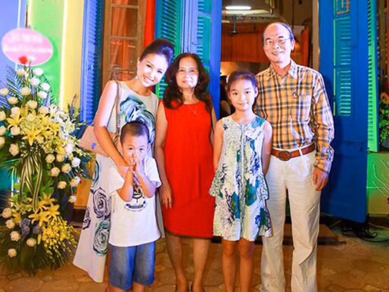 Vân Hugo cũng giữ mối quan hệ thân thiết với nhà chồng cũ. Trong ảnh, bố mẹ chồng cũ của Vân Hugo đến mừng nữ MC lên chức bà chủ. Ảnh: Dân Việt