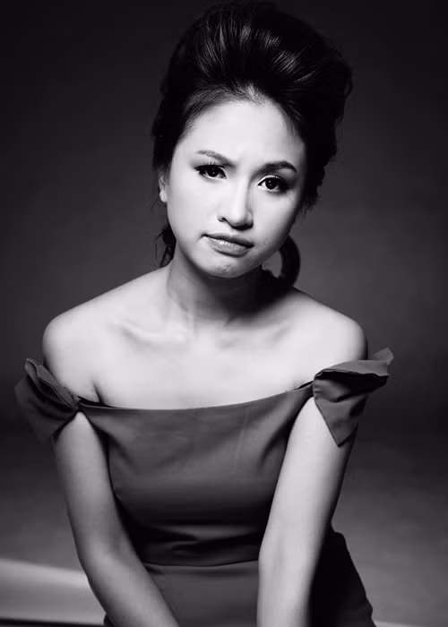 Về lý do ly hôn, Vân Hugo chia sẻ: “Đây là nỗi đau mà sau này chết đi tôi phải mang theo. Tôi chỉ có thể gói gọn trong 3 chữ "không hợp nhau" và đưa ra tờ đơn ly hôn. Vậy thôi”.