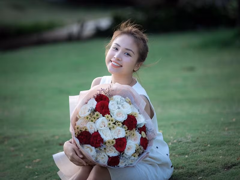 Năm 2018, Vân Hugo tiết lộ cô đang hẹn hò và cảm thấy rất bình yên khi ở bên bạn trai.