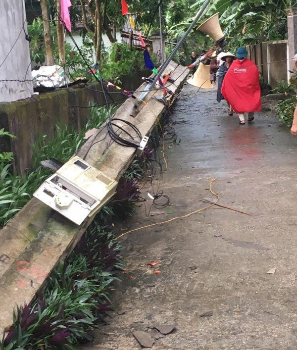 20 phut dong loc cuon bay nhieu nha cua, hoa mau o Nghe An-Hinh-4