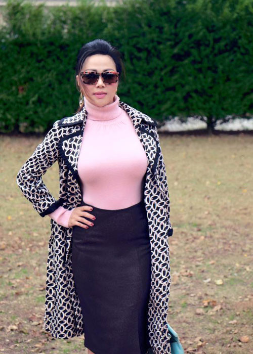 Ở mẹ của Lý Quí Khánh toát lên sự quyền quý, sang trọng.