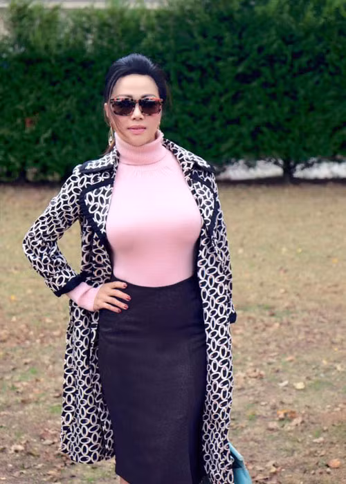 Ở mẹ của Lý Quí Khánh toát lên sự quyền quý, sang trọng.