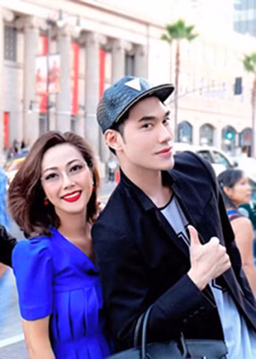 Trong cuộc phỏng vấn trên Thế giới điện ảnh, Lý Quí Khánh chia sẻ về tuổi thơ không trọn vẹn. "Khánh không gần bố gần mẹ từ nhỏ nên Khánh thấy cô đơn lắm, đặc biệt là những lúc bị bệnh. Những lúc không được gặp mẹ, tôi muốn khóc mà không khóc được”, anh nói.