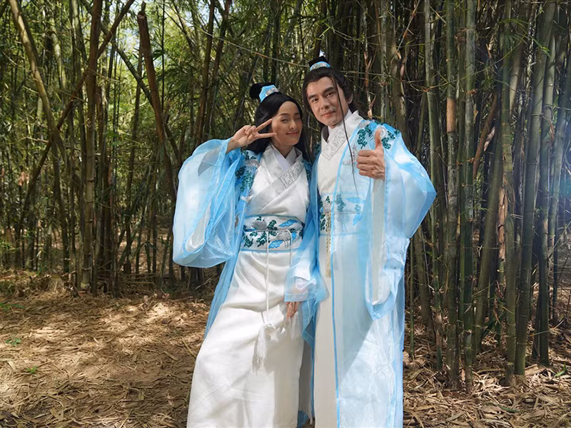 Hạ Vi đóng các MV ca nhạc. Tuy nhiên, các dự án này không gây ấn tượng. Ảnh: Lao động