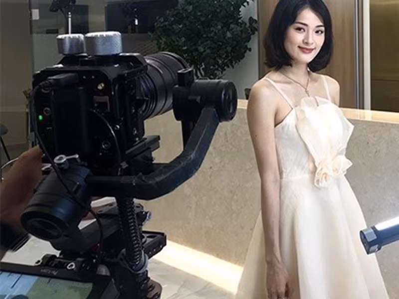 Mới đây, trả lời Vietnamnet, Hạ Vi cho biết, cô sẽ trở lại với nghệ thuật sau khi dịch bệnh qua đi. Chân dài gốc Hải Phòng còn tâm sự về lý do sự nghiệp mãi không có dấu ấn. Ảnh: Vietnamnet