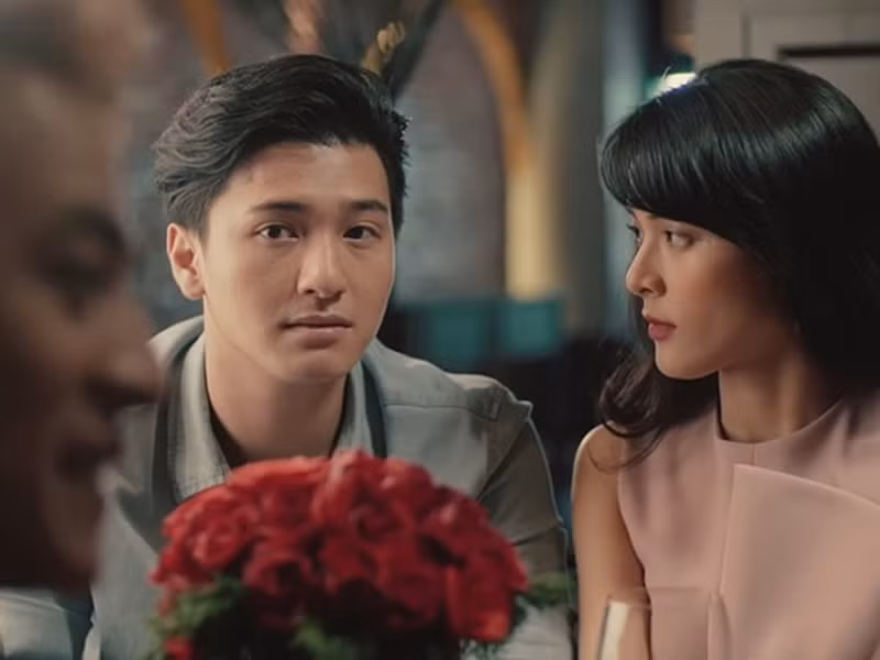 Hình ảnh Hạ Vi đóng cặp cùng Huỳnh Anh và Đăng Khôi trong MV ca nhạc "Nguyện làm tri kỷ". Ảnh: Zing