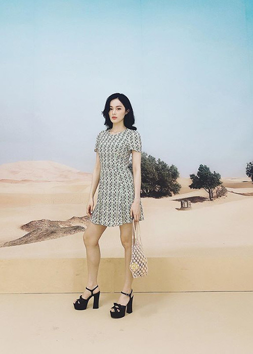 Hạ Vi nói, khi đó, cô còn quá trẻ, tuổi nghề ít, chưa có kinh nghiệm và thiếu sự định hướng rõ ràng nên tên tuổi cứ thế hạ nhiệt dần cộng thêm cuộc tình ồn ào với doanh nhân Quốc Cường.