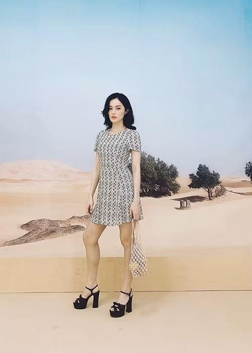 Hạ Vi nói, khi đó, cô còn quá trẻ, tuổi nghề ít, chưa có kinh nghiệm và thiếu sự định hướng rõ ràng nên tên tuổi cứ thế hạ nhiệt dần cộng thêm cuộc tình ồn ào với doanh nhân Quốc Cường.